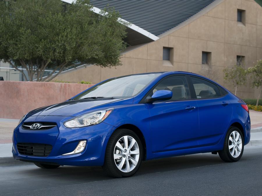  Hyundai Accent Sedan 2011 года  (US) (фото 18 из 23)